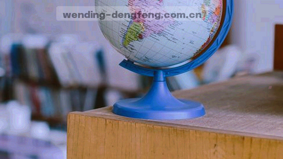 鼎形轮廓与网格纹理叠合的抽象图形，象征站点把地域锚点安放在吉林